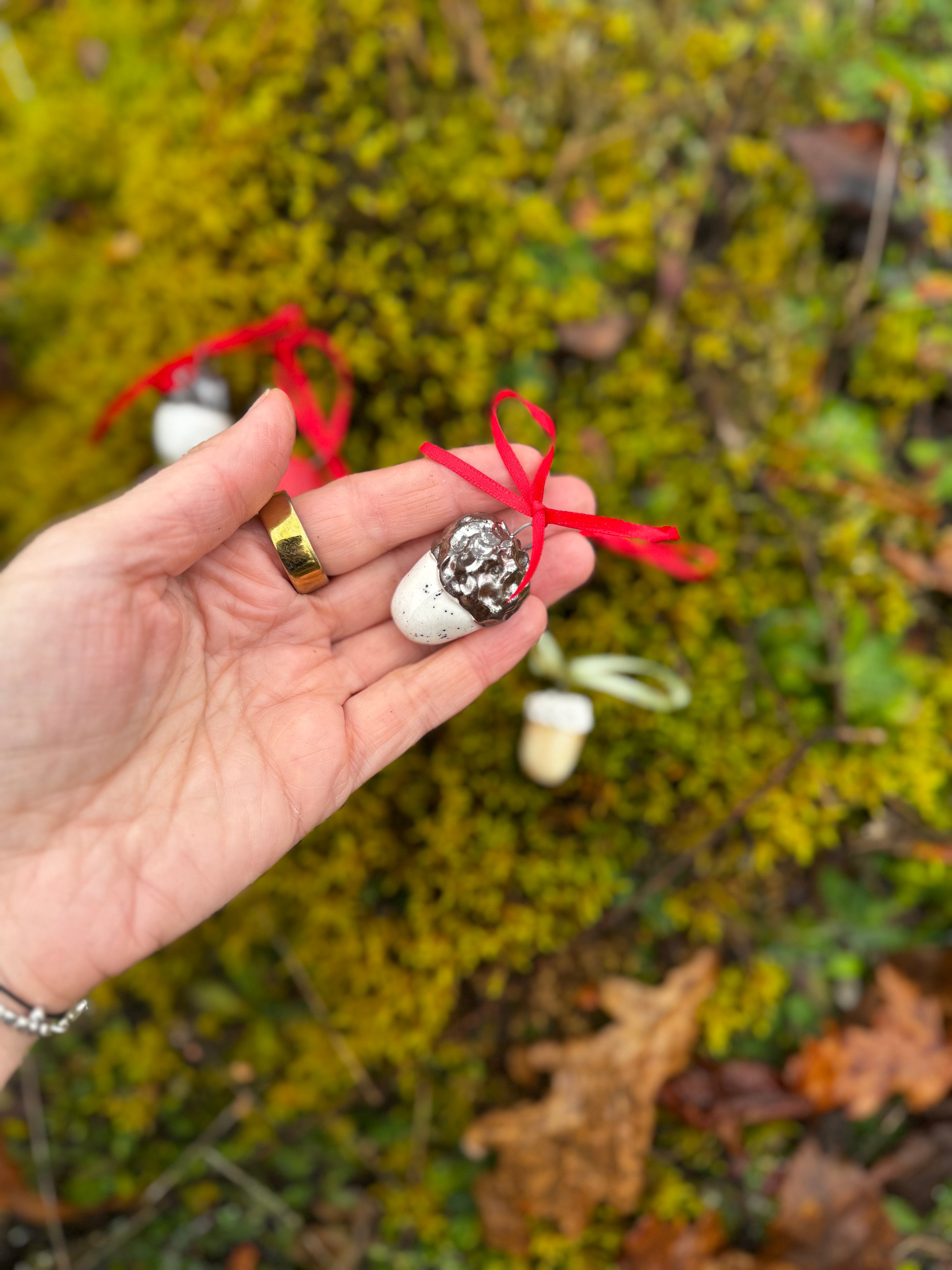 Keraminė gilė – pakabukas / žaisliukas