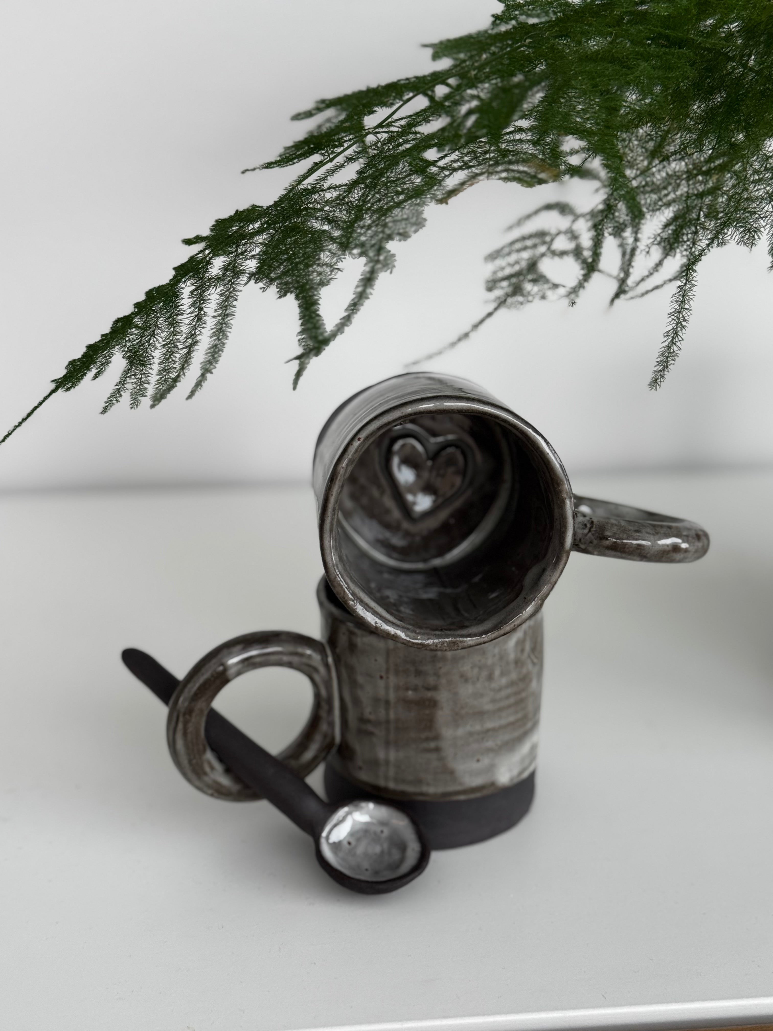 Puodelis su širdele dugne "Naktis"