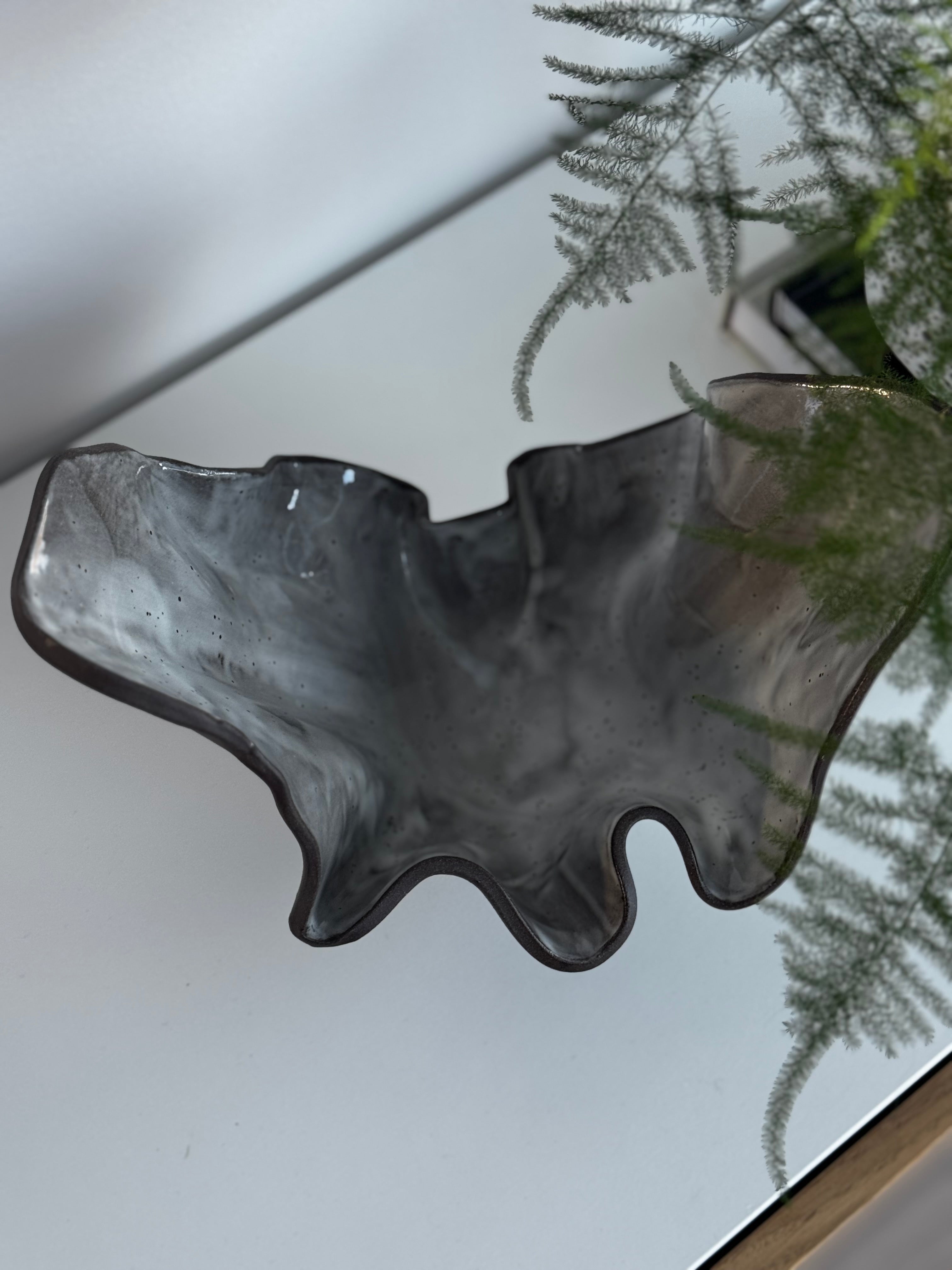 Juoda–pilka keraminė vaisinė / žvakidė