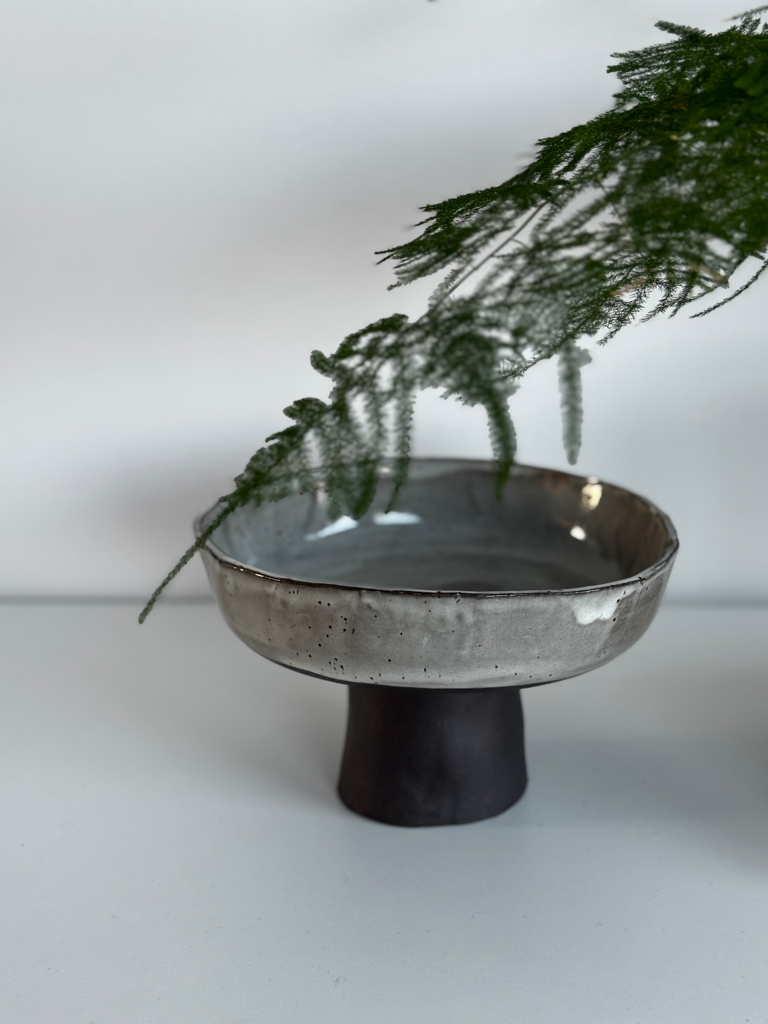 Pilka keraminė vaisinė ant kojelės