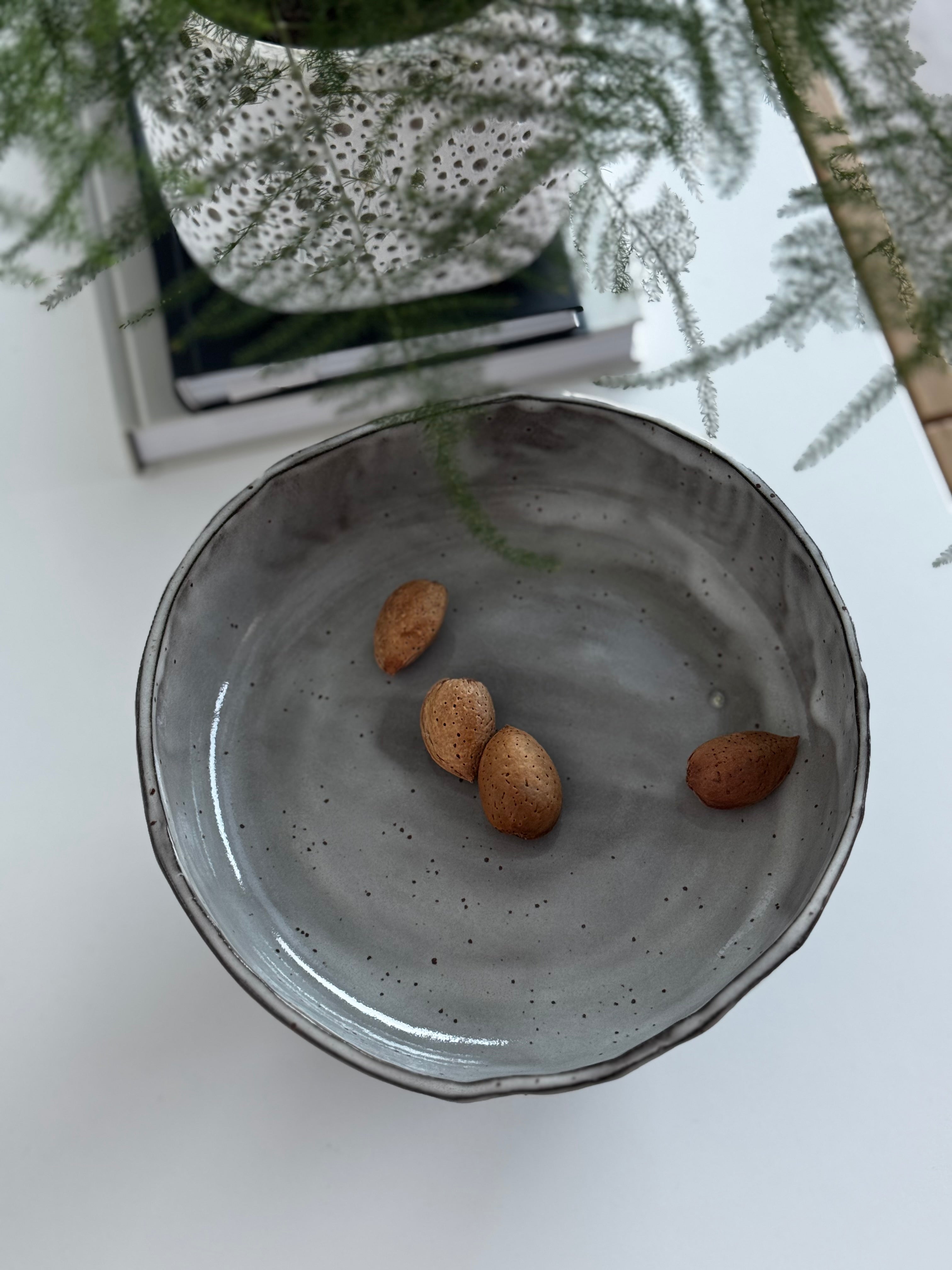 Pilka keraminė vaisinė ant kojelės