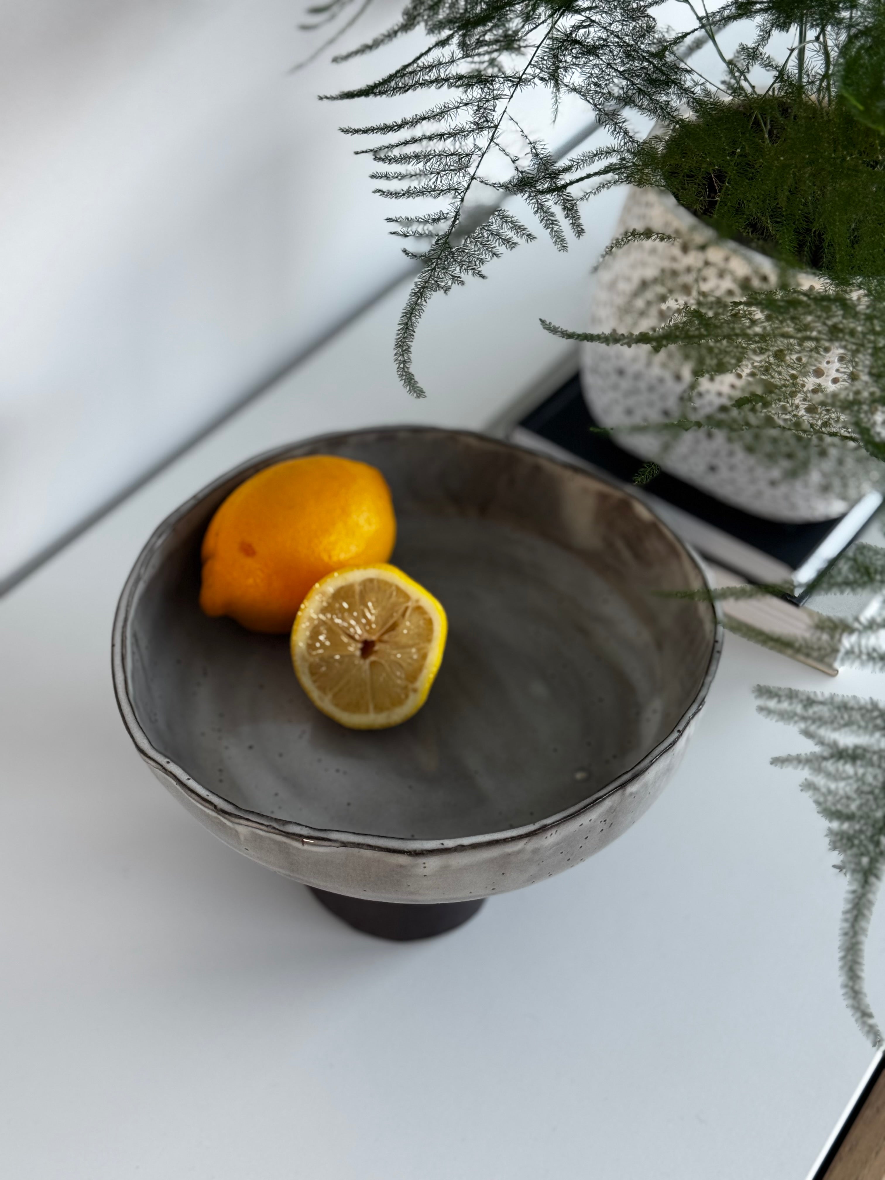 Pilka keraminė vaisinė ant kojelės