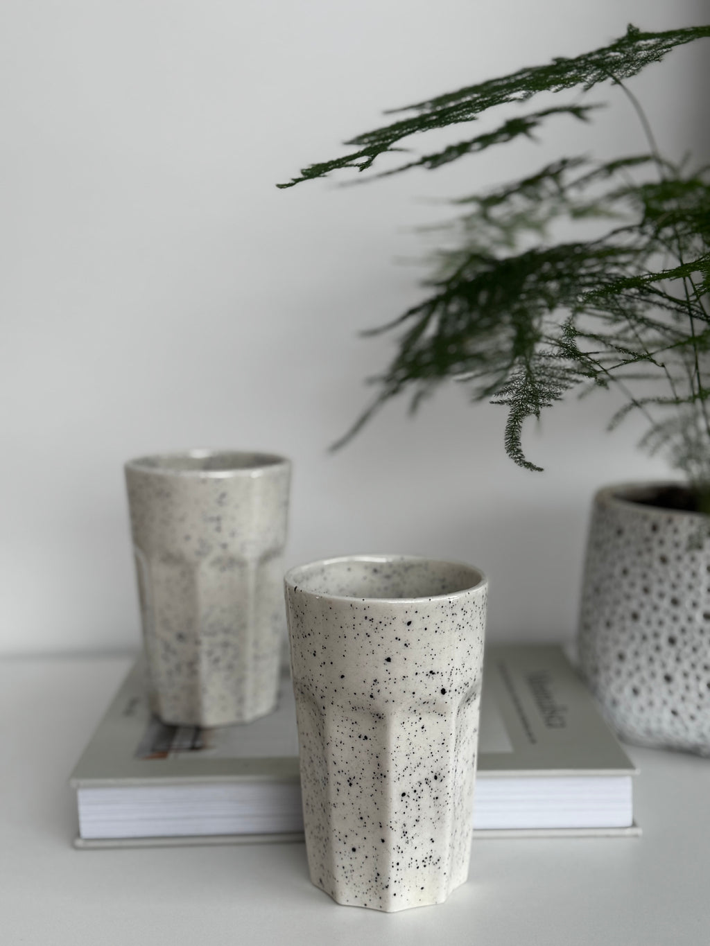 Baltas, aukštas puodelis