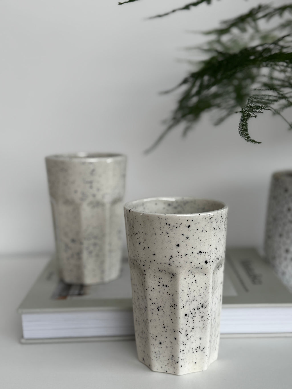 Baltas, aukštas puodelis