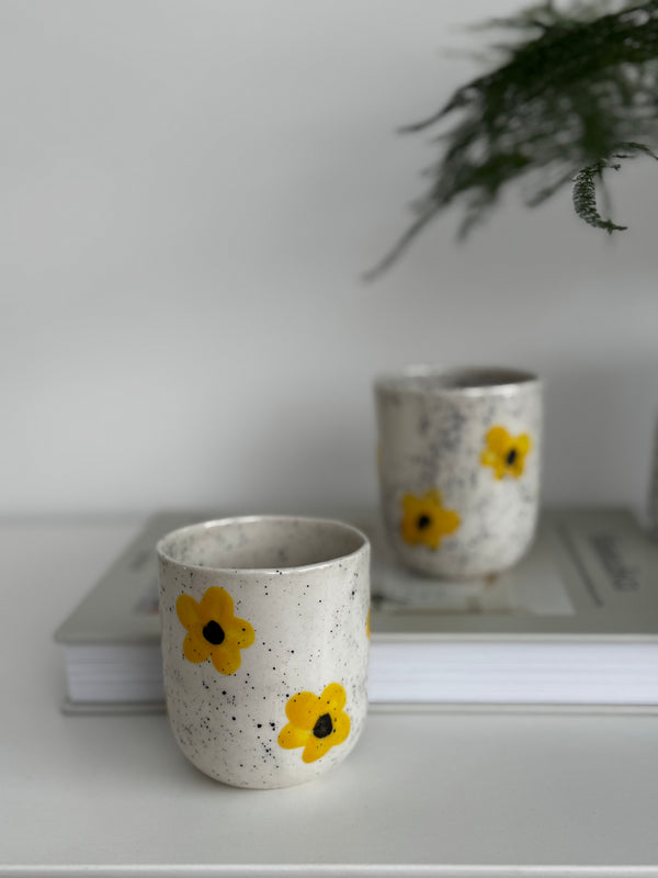 Keraminis puodelis 150 ml su geltonomis gėlytėmis