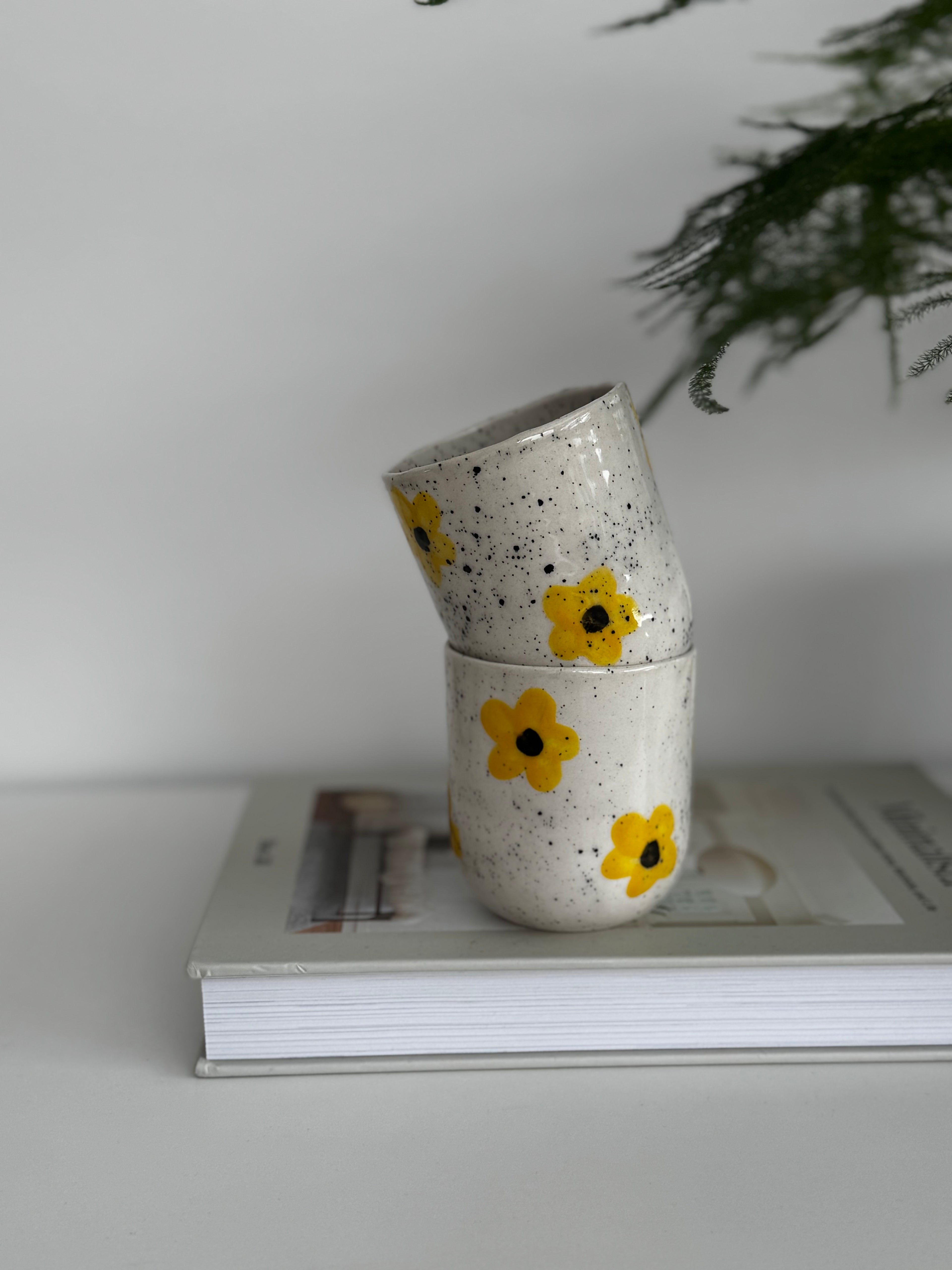 Mažas puodelis su geltonomis gėlytėmis