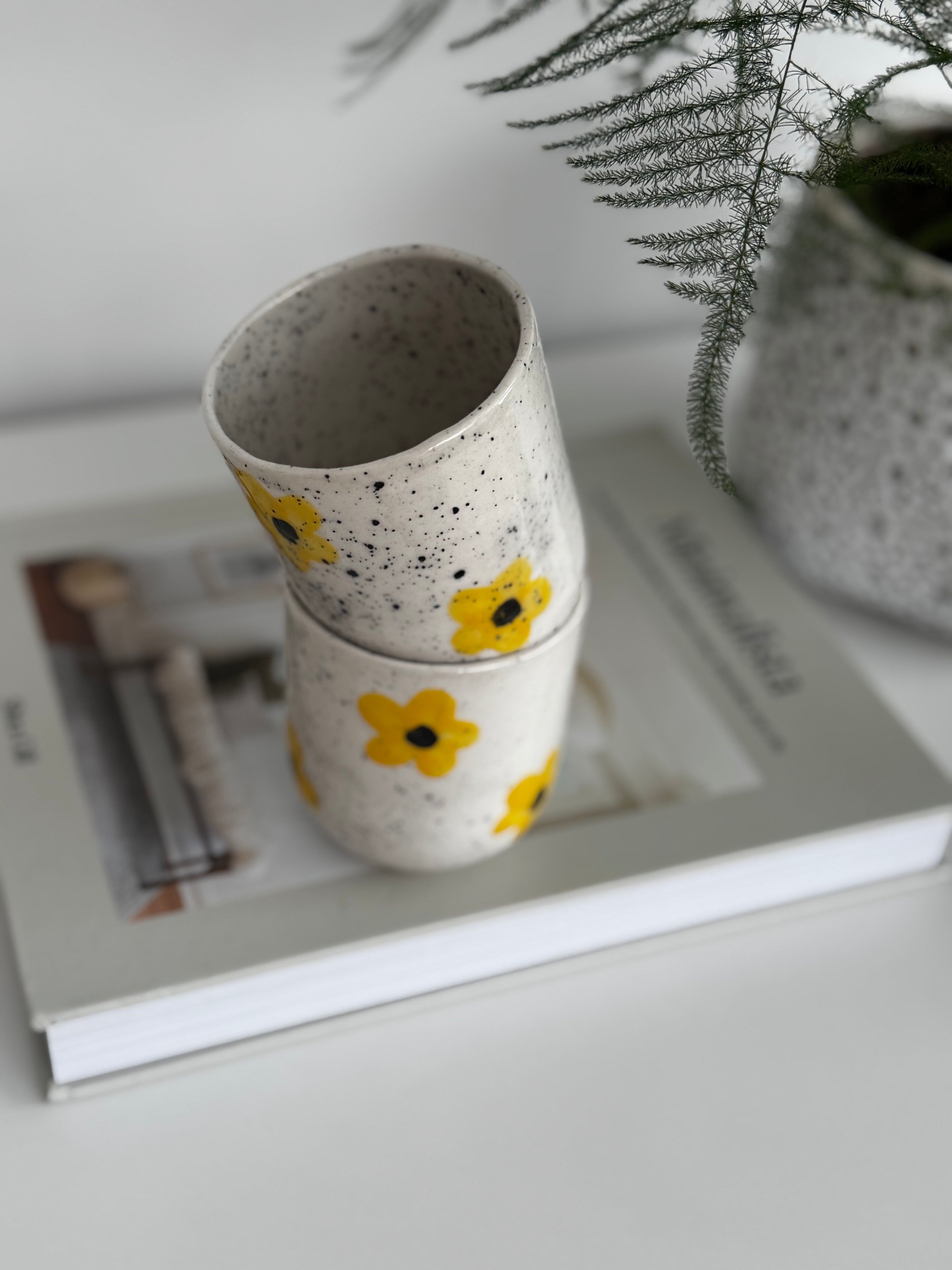 Mažas puodelis su geltonomis gėlytėmis