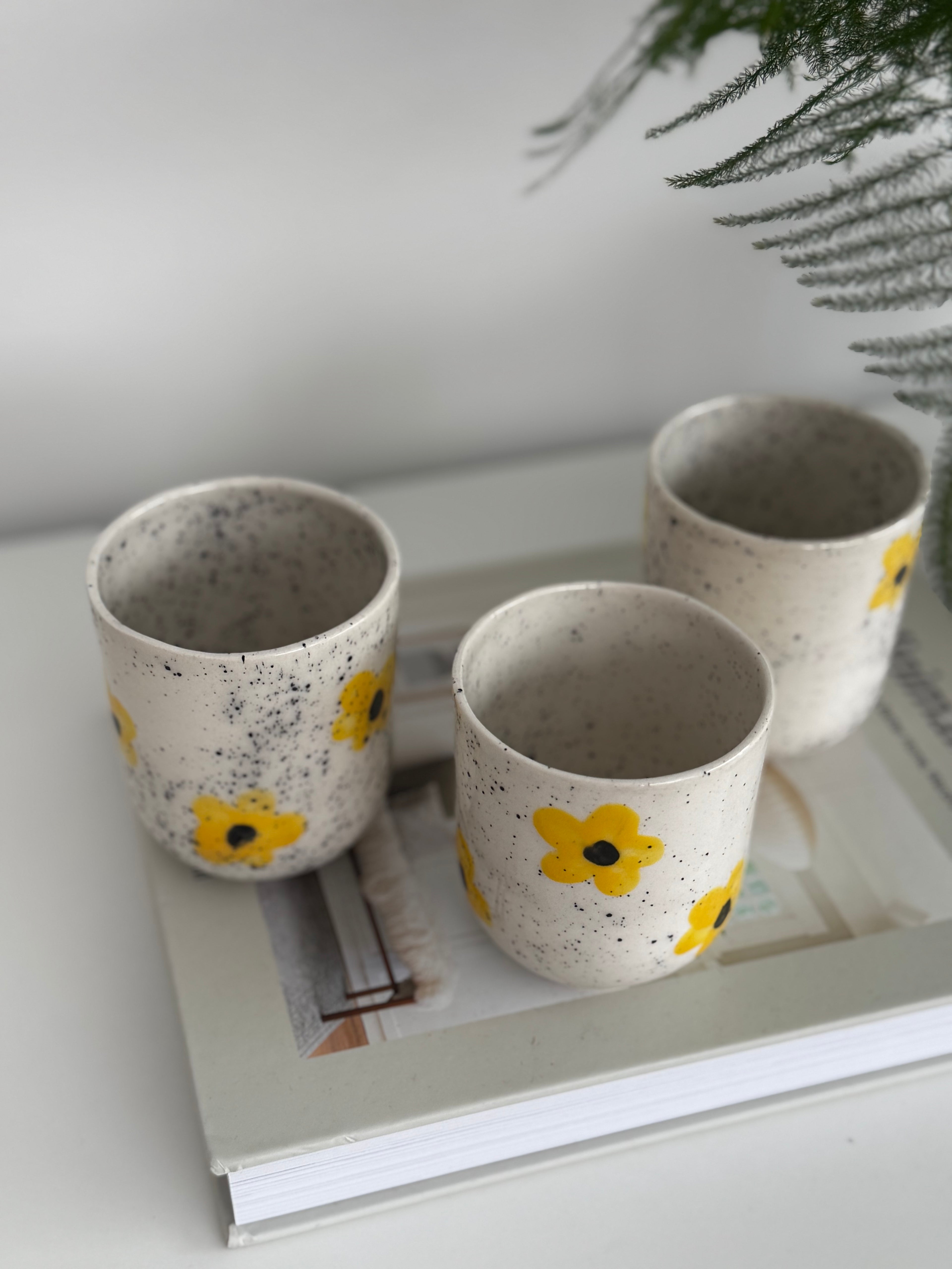 Mažas puodelis su geltonomis gėlytėmis