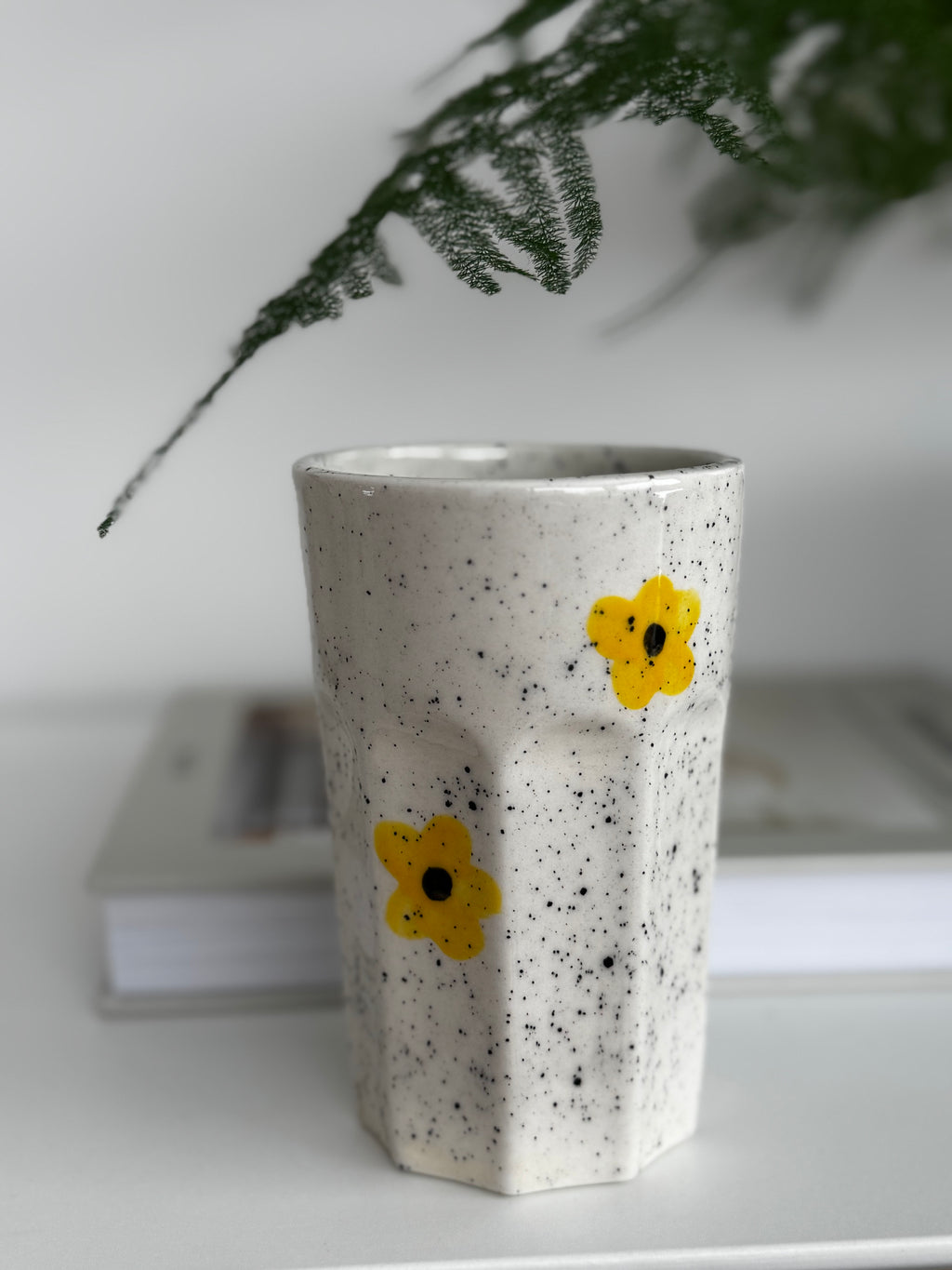 Aukštas puodelis su gėlytėmis