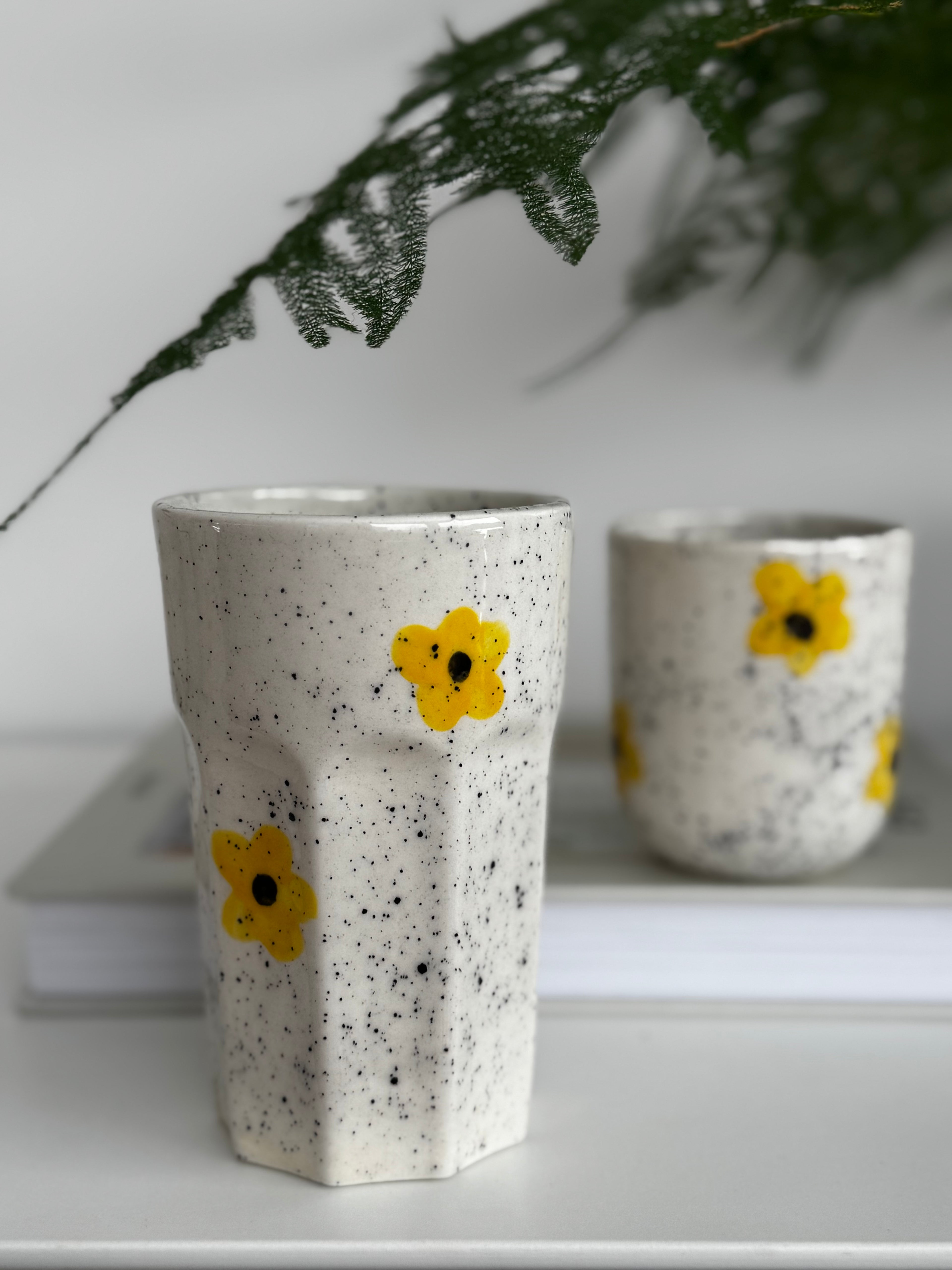 Aukštas puodelis su gėlytėmis