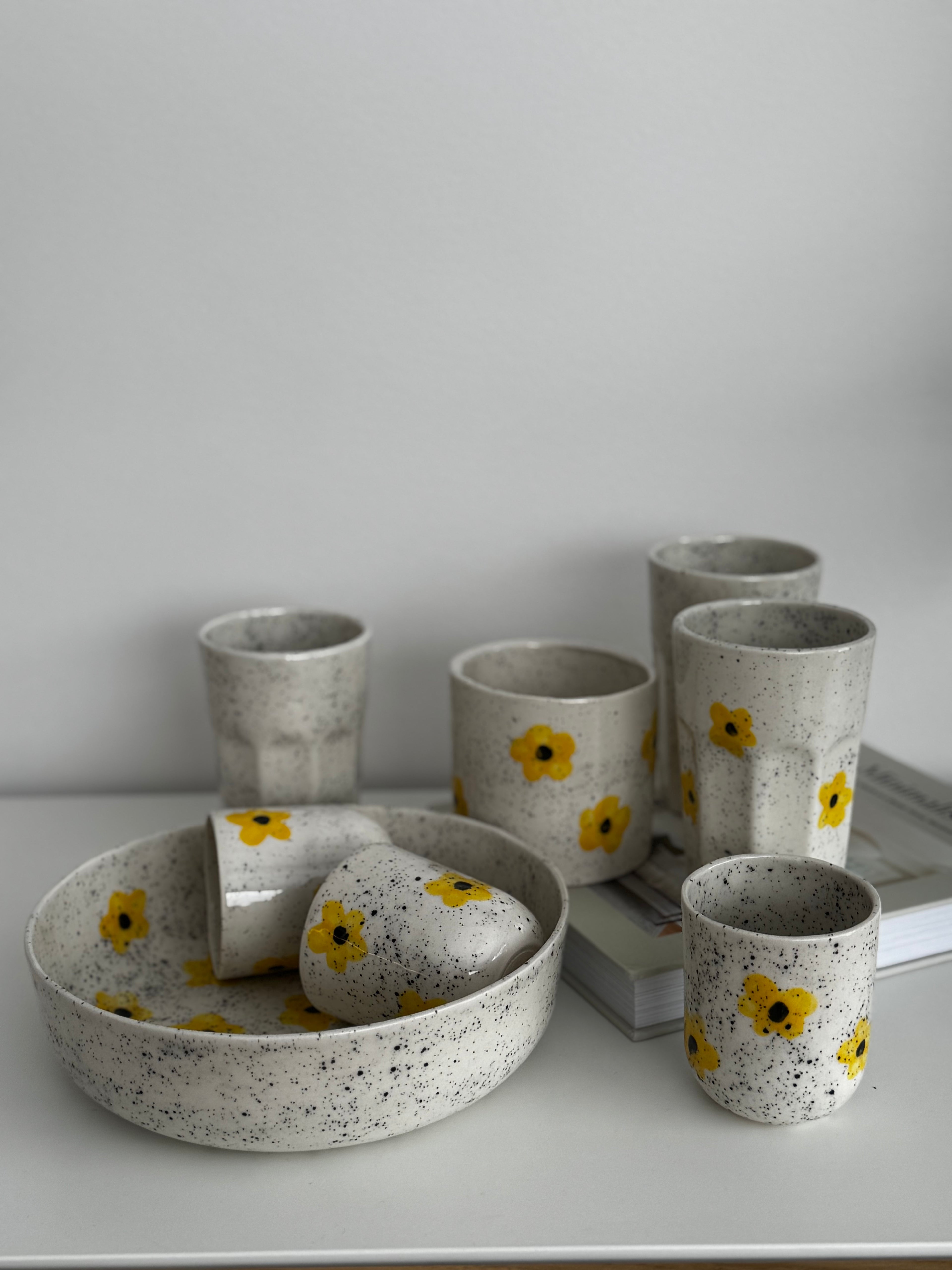 Aukštas puodelis su gėlytėmis