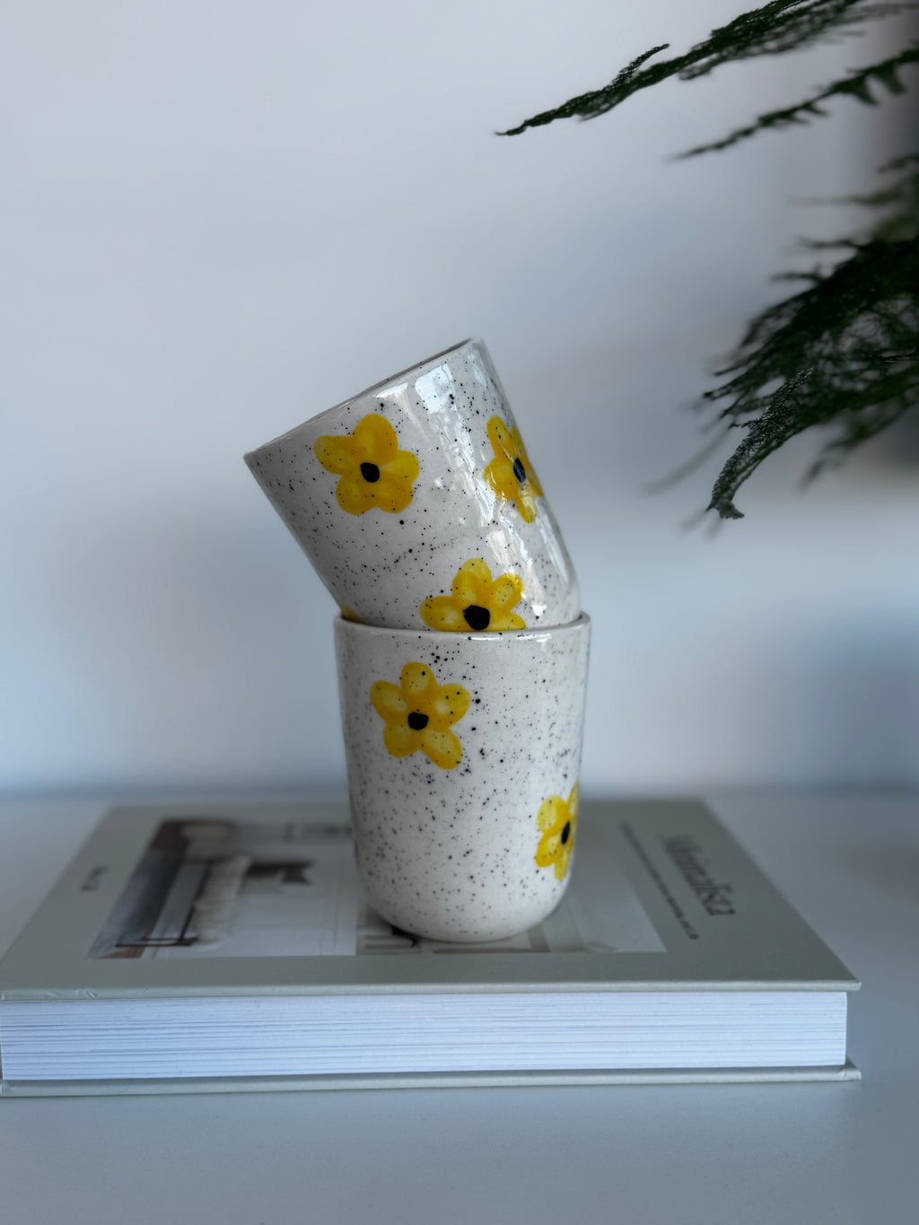 Didesnis puodelis su geltonomis gėlytėmis, 220ml