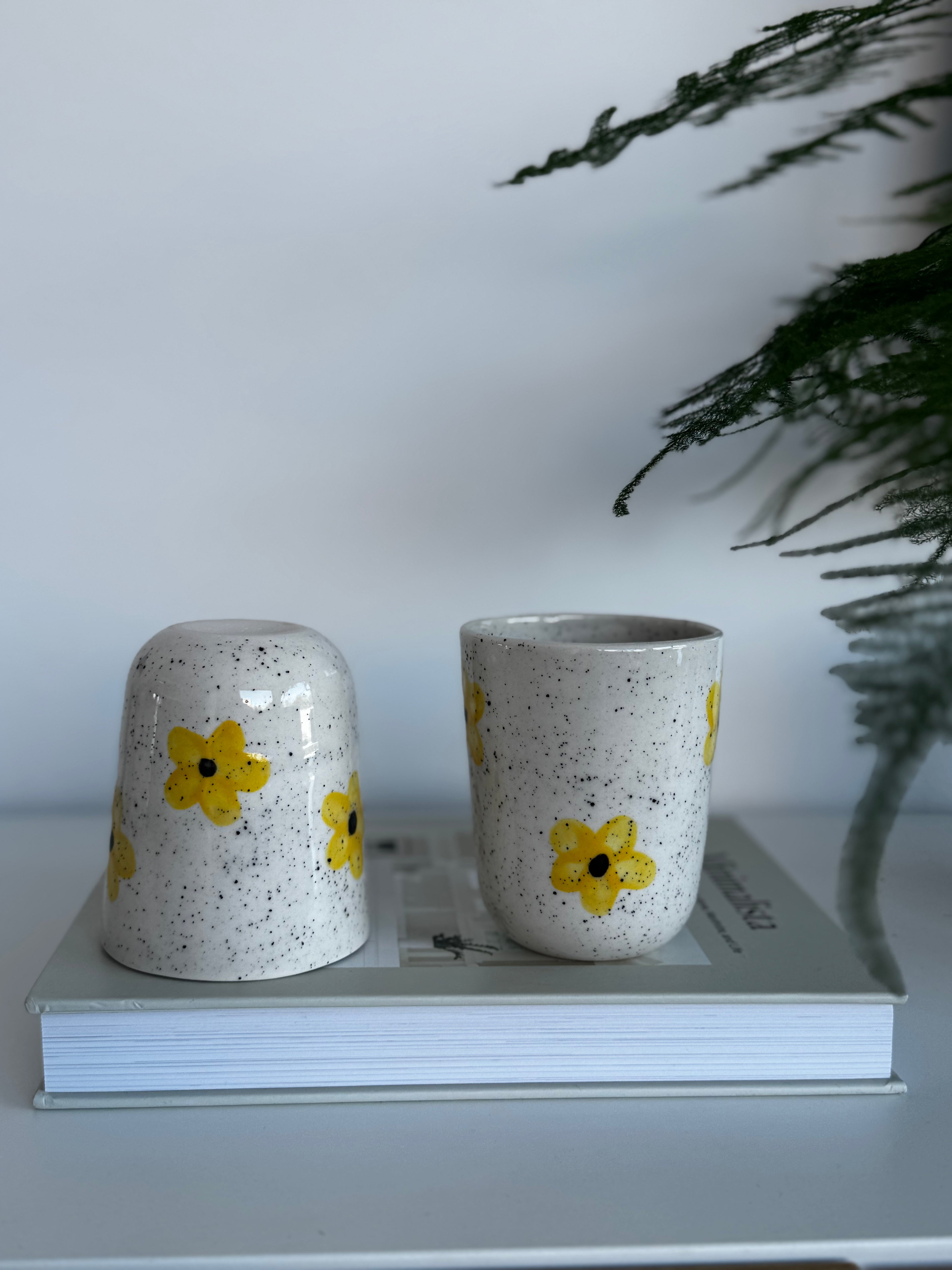 Didesnis puodelis su geltonomis gėlytėmis, 220ml