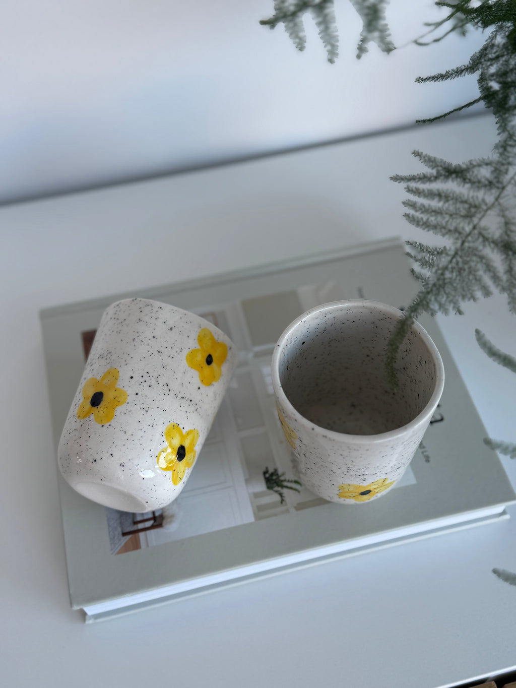 Didesnis puodelis su geltonomis gėlytėmis, 220ml